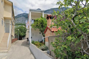 Apartments with a parking space Makarska - 22168